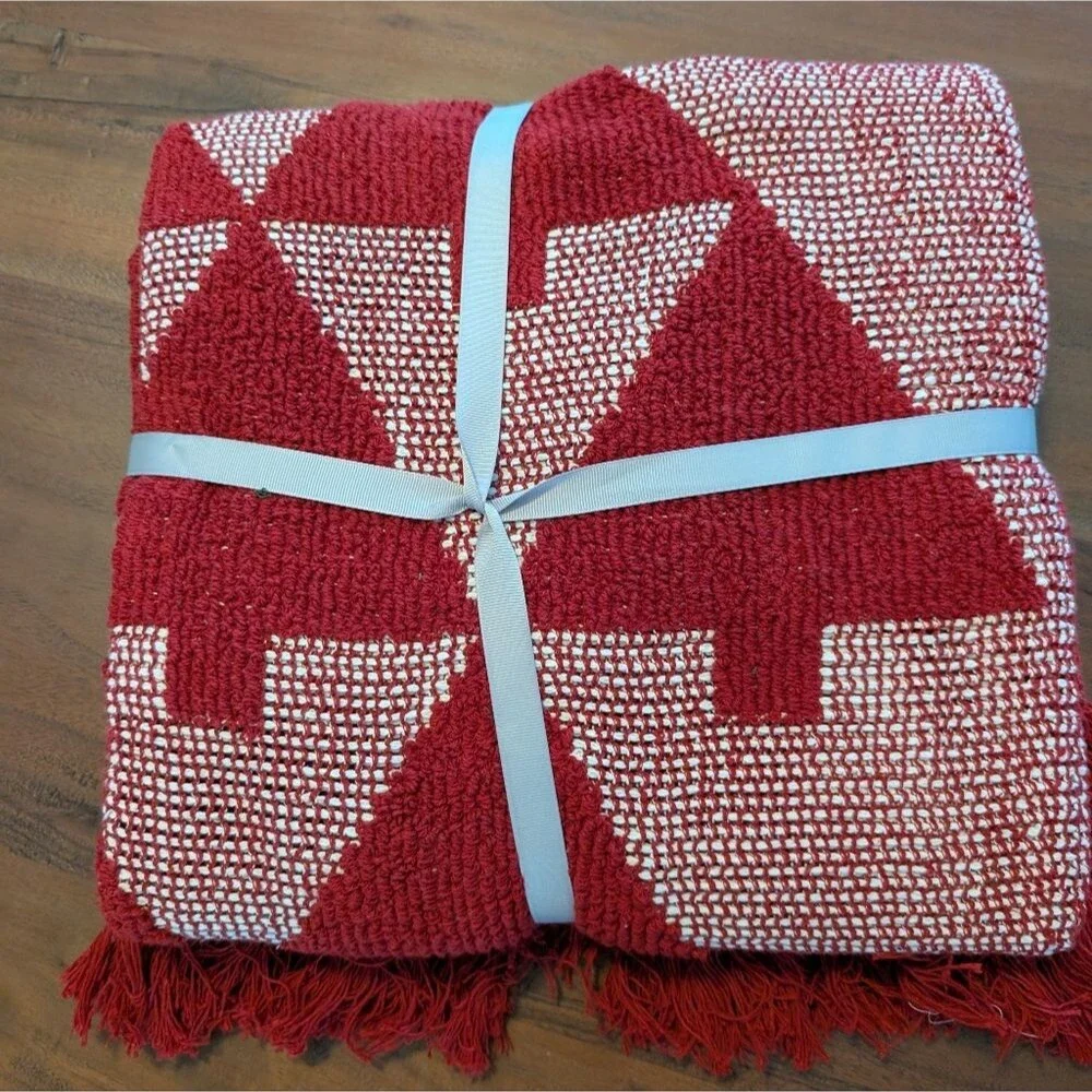 NWT Elav Portugal World Traveler Collection, Red And White Christmas Tree Throw